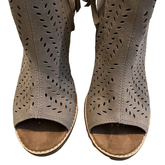 TOMS Majorca Perforated Suede Bootie, Sz 8 - Picture 9 of 14